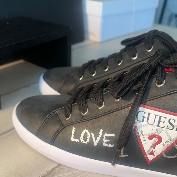 Guess Black and White Sneakers Sleek Design - Picture 5 of 7